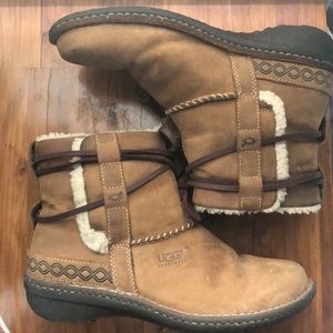 UGG Cove Brown Womens Ankle Boots Size 9